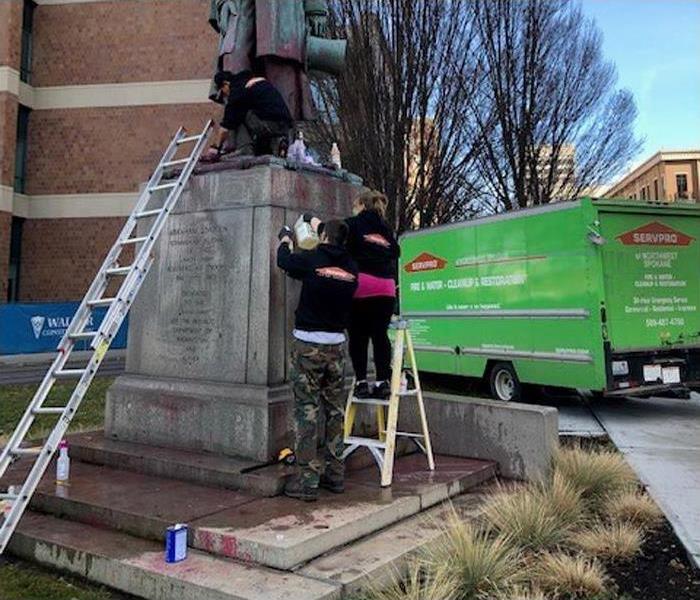 SERVPRO Crew Cleaning Vandalized Lincoln Statue